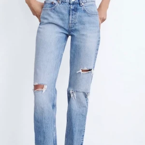 Midrise zara jeans - Jag säljer dessa jätte snygga zara jeans i modellen straight midrise full lenght! De är knappt använda men säljer pågrund av de är försmå. Jeansen är i storlek 36 men skulle passa storlek 34 för de är små i storleken!🌸