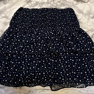 Volangkjol - Fin blå volangkjol med vita prickar på! Säljer den här på plick då den inte passade mig! Skriv privat om ni vill ha fler bilder🤍