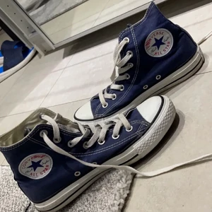 Marinblå Converse - Converse i strl 37,5. De är som nya. Nypris:750