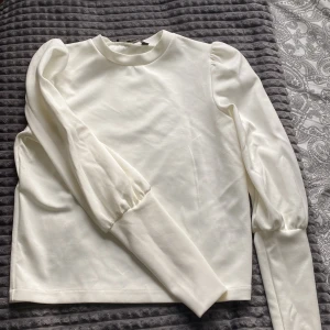 Tröja med puffärmar - Helt oanvänd tröja från BIK-BOK😍