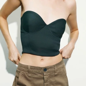 TOPP FRÅN ZARA - säljer min gröna topp från zara då den inte kommit till användning! Köpt för 199kr för någon månad sedan. Toppen är i storlek M men skulle säga att den är mindre i storleken, Hör av dig för mer bilder/frågor❤️‍🔥💥