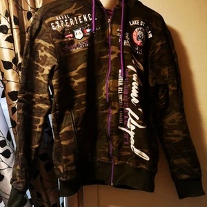 Militär hoodie - Välanvänd men fin i skick. Står xl men är med som en s/m pågrund av köpt från annat land. Katt finns i hemmet. 