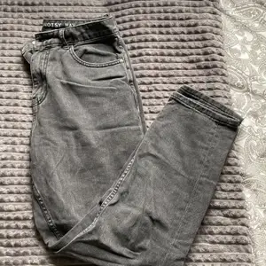 Svart/gråa mom-jeans köpa på ASOS😍 endast använda en gång 