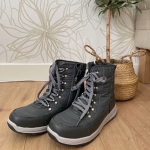 Gråa vinterskor  - Sparsamt använda, sköna gråa vinterskor ❄️ Storlek 39 dam. Dm för mer bilder/info. Säljer för 320 kr inklusive frakt 🤍