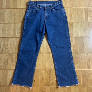 Fina Levi’s jeans - Jag säljer ett par Levi’s jeans i storlek 31/32. Avklippta några cm längst ner. De är jättefina och har en trendig, baggy look🥰 Pris kan självklart diskuteras! Kan skickas💞