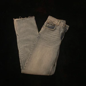 Gina Tricot Jeans med slits - Fina oanvända Gina tricot byxor avklippt model med en slits på utsidan av byxorna, aldrig använda då dom inte passar mig. Det enda felet på byxorna är att de är felmärkta av butiken då det står i byxorna att det är strl 36 men på lapparna står det 34. Då de inte är använda säljer jag dem för 300kr, nypris 600kr.