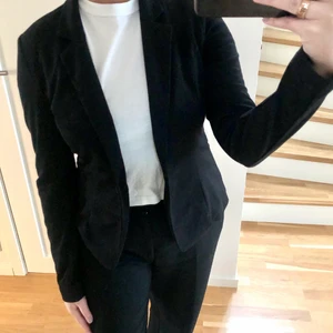 Svart Kavaj - Svart kavaj från zalando i storlek S. Kavajen är figursydd och mjuk och passar därför perfekt till allt, både att klä upp och till vardags☀️ Väldigt bra skick! 