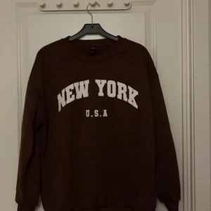 Sweatshirt - Super snygg brun sweatshirt Storlek S! Säljer billigt då jag vill bli av med den. Pris 45kr