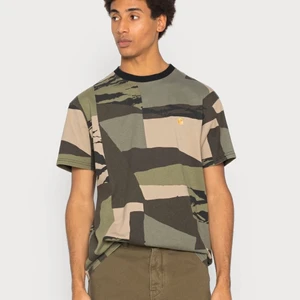 Carhartt T-shirt - Säljer en helt ny Carhartt wip chase camo T-shirt. (Nypris cirka 450kr) Tröjan är helt oanvänd och ligger fortfarande i förpackningen.