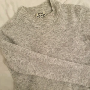 Acne tröja - Stickad tröja från Acne i en lite kortare modell, perfekt nu till våren! 