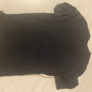 Paris X Jordan tröja storlek M - Säljer nu min tröja då den inte längre passar mig. Skönt material men bra form. Köptes i London för ett år sen.