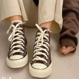 Bruna converses - Ett par skit snygga bruna converses som inte har kommit till användning. Har använt dom 1 gång så dom är som nya💞 Storlek 36. Köpte dom för 2000 kr och säljer för 500kr (plus frakt) 💓 Mer information finns hos mig privat!💗