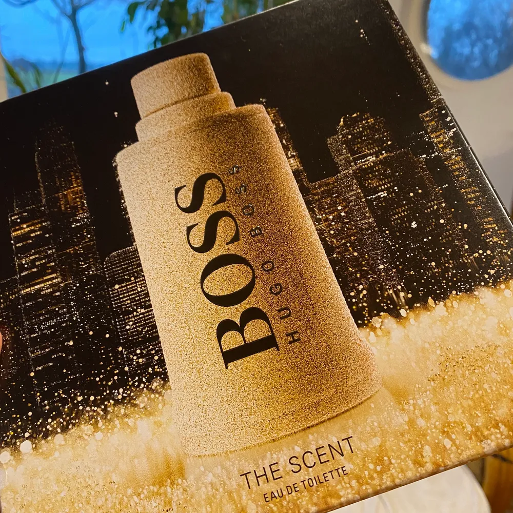 Blivit fel i en beställning då jag fått hem en Hugo Boss presentask med parfymen ”the scent” och tillhörande deo stick. Självfallet inte öppnat, originalpris 790 kr. Köparen står för frakten. Övrigt.