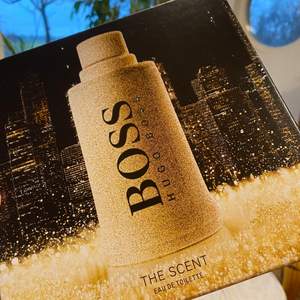 Blivit fel i en beställning då jag fått hem en Hugo Boss presentask med parfymen ”the scent” och tillhörande deo stick. Självfallet inte öppnat, originalpris 790 kr. Köparen står för frakten