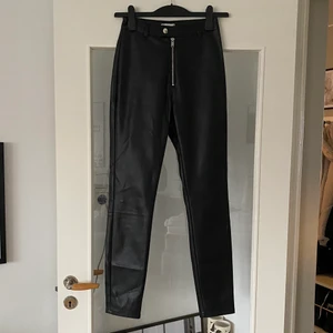 Byxor i skinnimitation Nelly Trend 34 - Byxor i skinnimitation i svart från Nelly Trend