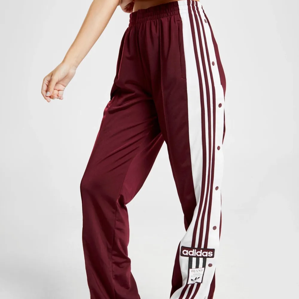 Slutsålda vinröda adidas popper pants i vinröd. Helt nytt skick🥰 snörning i midjan så passar de flesta storlekar. Nypris runt 800kr. Jeans & Byxor.