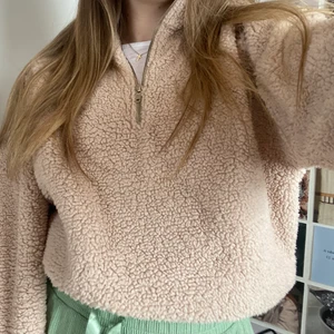 teddy jacket-ginatricot - Säljer denna beiga fluffiga och härliga teddyn då den inte kommer till användning, enbart använt ett fåtal gånger. Storleken är XL men själv brukar jag bära M (den är alltså oversized), men vill man inte ha den oversized skulle den kunna passa någon med XL i st också!😊
