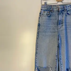 Ljusa jeans från Gina Tricot med vida ben och hål på knäna💙 Inga defekter, vääldigt fint skick! Säljer då de inte kommer till användning lika mycket längre😇 Nypris: 599kr