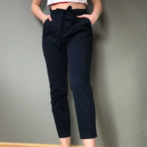 Marinblå kostymbyxor  - Ett par enkla kostymboxor som knyts i midjan så den får ”paperbag” siluetten. Funkar upp till storlek 36 (jag är 168 och har stl36)