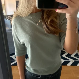 Cashmire tröja - INTRESSEKOLL på denna gröna kashmir tröjan ifrån H&M. Använd extremt få gånger. Orginal pris 699 kr💞 Inte nopprig eller några defekter 