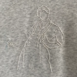 Broderad tröja - 💜Broderad tröja med Harry Styles motiv 💜Hör av er om ni vill köpa en liknande 💜Cirka 300kr plus frakt 💜Kom gärna med egna förslag på motiv 💜Olika färger och storlekar finns 💜Just denna är såld