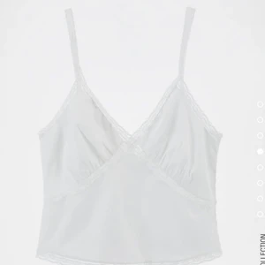 Linne zara - Vitt spetsduken från zara. Storlek M ganska liten i storleken. Skriv privat för fler bilder. HELT OANVÄND. Lapparna kvar