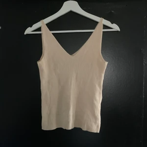 V ringat linne - V ringat på ryggen oxå. Den är ribbad oh stretchig, den är dock lite för lång för mig.