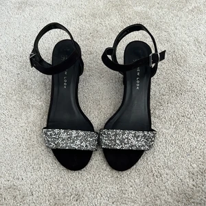 New Look klackar strl 37 - Säljer dessa söta klackar den New look, köpte dem från zalando men det var ett tag sen. Dessa klackar säljs inte längre! Säljer dessa pga dem är små! Användning Max 3 ggr!!! Köparen står för frakten❤️‍🩹