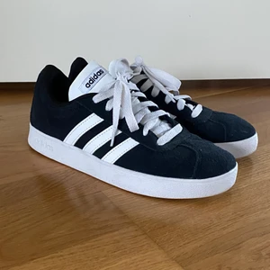 Adidas VL court 36 1/3 - Svarta sneakers från Adidas. Använda en gång. Nypris 799:-