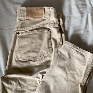 Beige jeans/cargo pants - Fina jeans/cargo pants köpta på humana. Står ingen storlek men jag är 166 och m/s / 36/38 och de sitter bra. De är lite kortare i benen men inte mycket. Frakt är inräknad i priset!