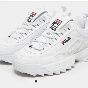 Fila skor - Säljer mina fila skor i storlek 39, använda men inte slitna. Bilder kan skickas 🤍