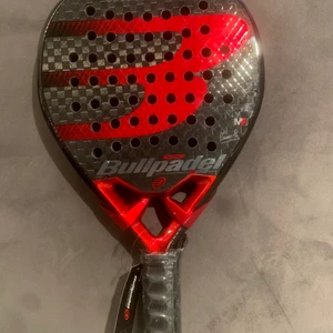 Bullpadel MM1 PRO  - Har nu 2 lättviktade MM1 PRO hemma som ska krängas, MM1 PRO är Bullpadels nya stjärna i deras 2022 kollektion och passar majoriteten av alla spelare då den befinner som som en hybrid mellan Hack 03 och Vertex 03  Vikt 372 (med Hesacore och linda men 355 gram utan dessa)  1900 styck men 3400 för båda  Kan skickas med postnord spårbart Bytes inte