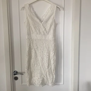 Vit spetsklänning  - Vit klänning i spets som bara har använts en gång! Passar perfekt till skolavslutning eller student!