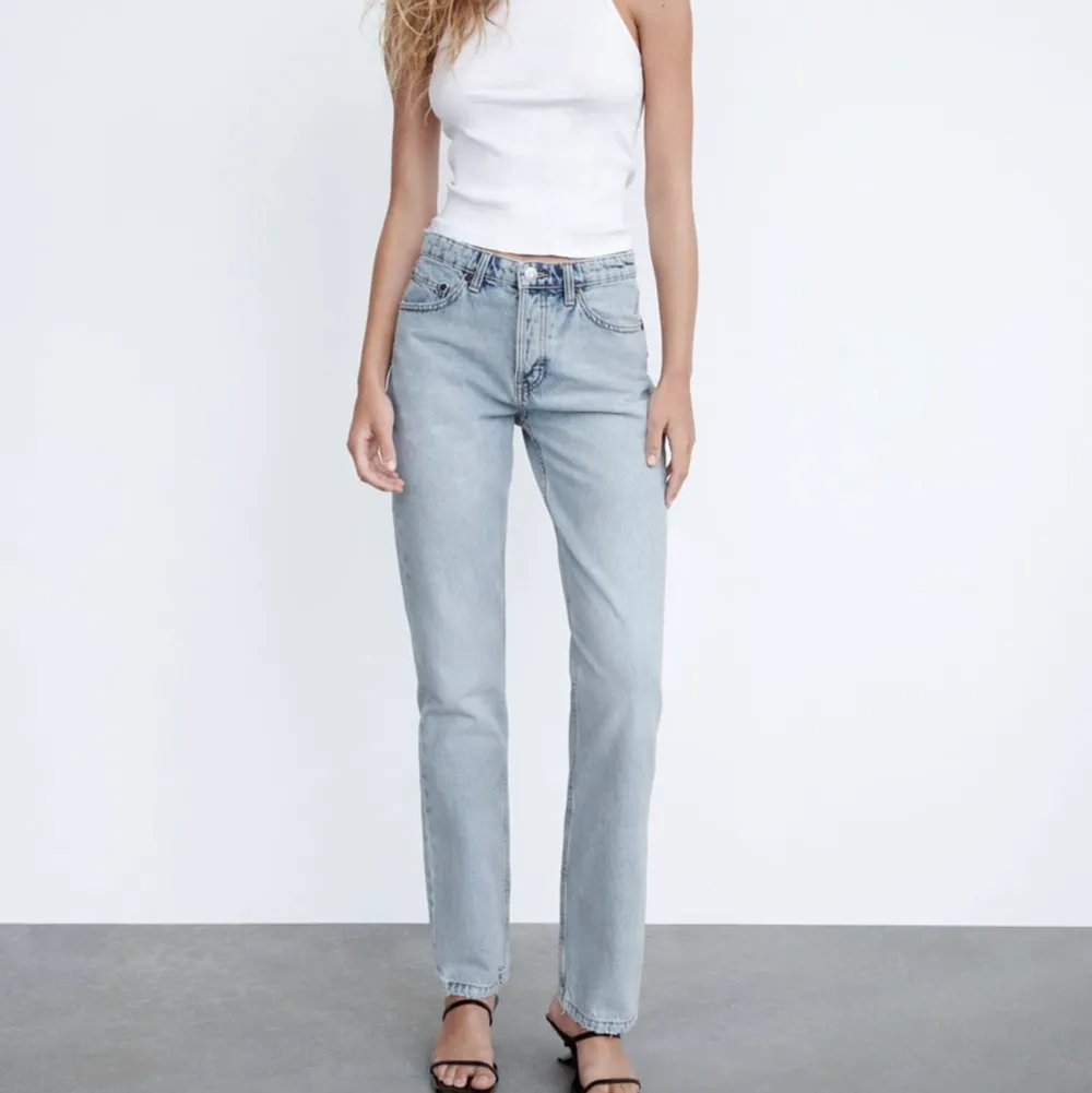 Säljer dessa fina jeans från zara, just denna färg är slutsåld och så fin 💓 dom är lite små i storleken och i bra skick! . Jeans & Byxor.