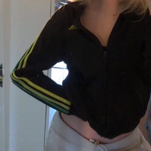 Adidas - Säljer denna retro koft jackan från Adidas, denna modell finns inte att köpa längre, den är i super fint skick och sitter super fint. Skulle säga att den passar xxs-m beroende på hur man vill att den sitter. Säljer den för 200 eller högsta bud, super snygg till ett par mörkblåa lågmidjade jeans tex🧸⚡️