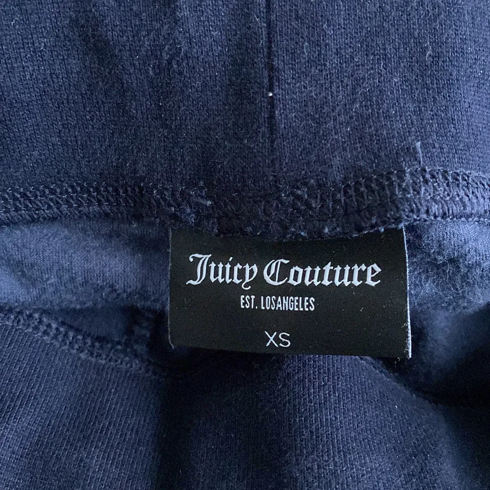Säljer nu mina juciy Couture byxor i färgen mörkblå. Har använt dom ungefär 3 gånger❤️ Skulle säga att byxorna passa någon som är mellan 160 till 165cm lång💕 Själv är jag 155cm och dom är för långa💞Vid intresse skriv för mer bilder💗 Högst bud 1200kr. Jeans & Byxor.