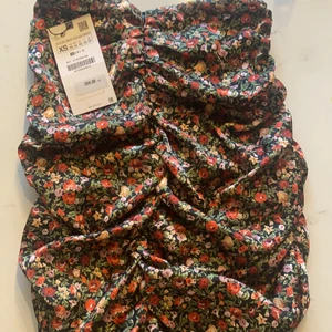 Oanvänd minikjol - Helt oanvänd minikjol från zara med lapp kvar, köpt förra året å säljs ej längre. Sjukt snygg till våren/sommarn😌 frakt tillkommer❤️