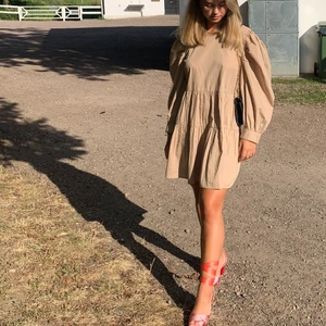 Kläning  - Får tyvärr ingen användning för den och har bara använts en gång☺️ ifrån GinaTricot och frakten tillkommer även!💛