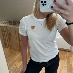 PLAY COMME des GARÇONS är T-shirt  - Oanvänd t-shirt från PLAY COMME des GARÇONS, storlek S men passar xs-s. Köpt på NK Göteborg för ca 900kr. 