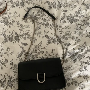 Svart handväska - Svart handväska. Använd enstaka gånger och i väldigt fint skick. 