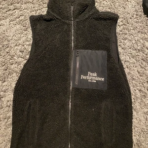 Peak performance väst - Säljer nu min peak performance väst, använd fåtal gånger och är jättebra skick. Storleken är M. Inget fast pris utan går att diskutera. Skick 9,5/10. Mvh