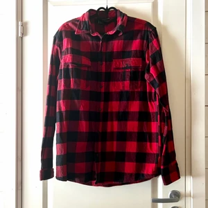 Skjorta - Svart- och rödrutig skjorta i strl M.