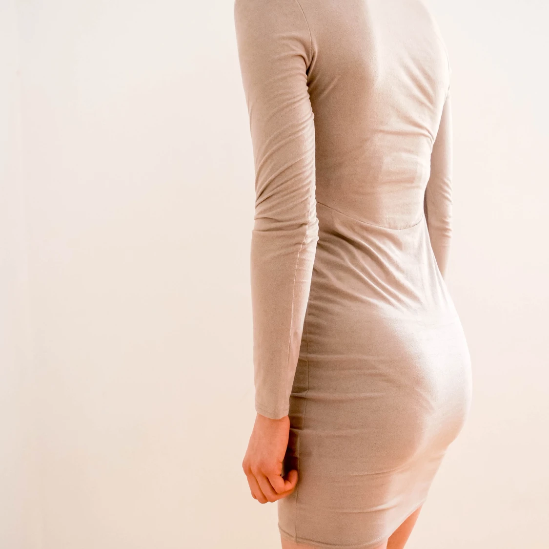 Figurnära klänning i beige 🥯 - 90