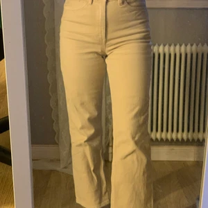 Beiga jeans strl 34 - Jag säljer ett par beiga jeans i fint skick från Lindex strl 34