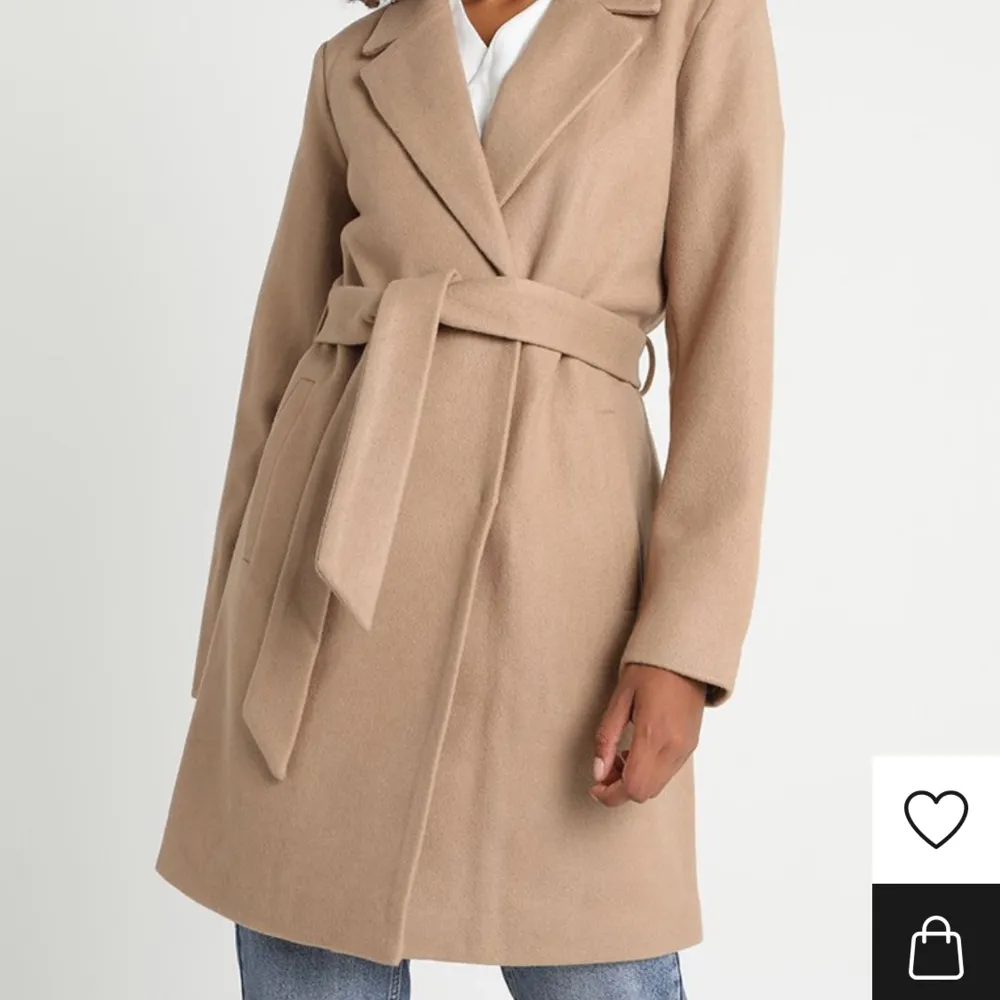 Vila kappa/trenchcoat i jättefin brun/beige färg! Varm och perfekt till hösten! Köpt på Zalando för 979kr och är i fint skick! Helt slutsåld på Zalando! Säljer pga använder inte längre. Hör av er om ni vill ha fler bilder 💕🌸. Jackor.