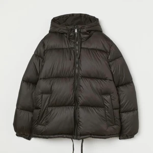 Svart puffer jacket  - En svart puffer jacket använd några få tal gånger. Strl 40 men den sitter snyggt på en s. Köpte för 500! 