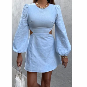 Superfin mini dress - Säljer denna superfina klänning från australiensiska sidan Xenia boutique pga köpte fel färg! Passar fint på mig som brukar ha xs/s (: nypris ca 700 kr. Den är ljus ljus blå och i bomull, aldrig använd endast provad en gång😍 (pris kan diskuteras vid snabb affär)