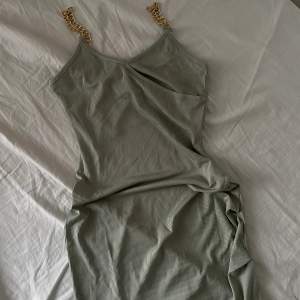 Säljer min gröna klänning med guldiga detaljer. Klänningen är i fin skick, jag har använt den 2/3 gånger bara. 
