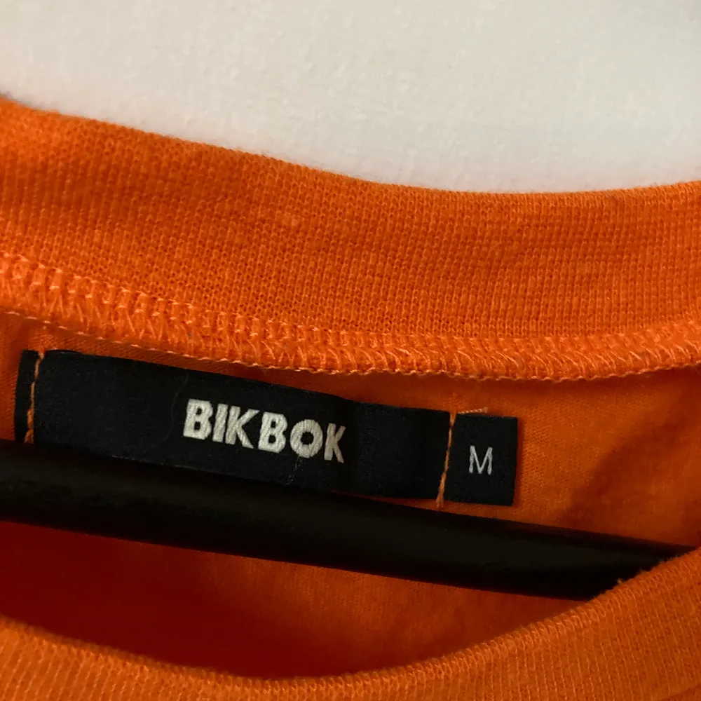 Använd fåtal gånger då jag hade en liten period med färgen orange, som gick över fort. Den kommer från BikBok och är i storlek M✨. T-shirts.