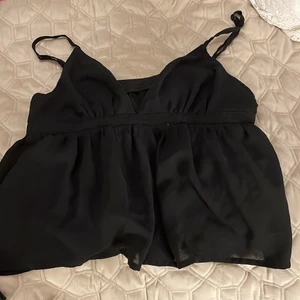 Topp linne  - En fin svart topp linne. Hej efter som väldig många som vill köpa den här o dom som har skrivit skrev typ samtidigt bli de jobbigt för mig att avgöra vem som ska ha den så tänkte att ni kan Buda på den 